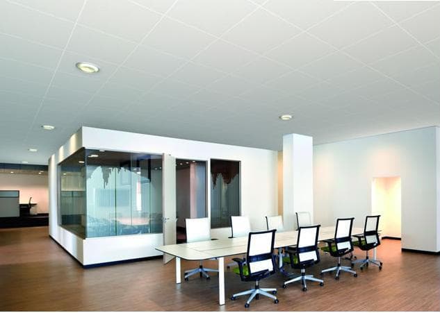 Forro mineral modular com luminárias embutidas
